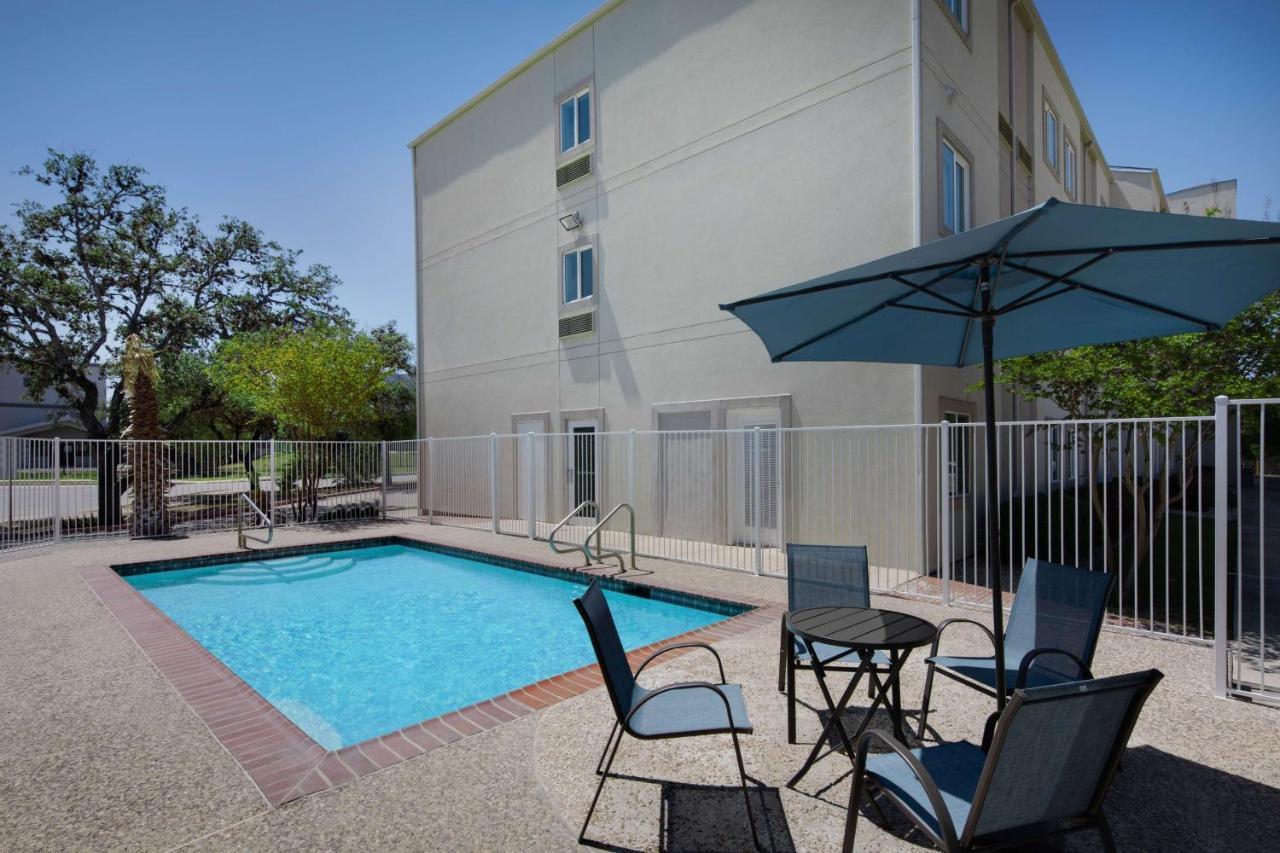 Baymont By Wyndham San Antonio Airport Hotel Exterior photo