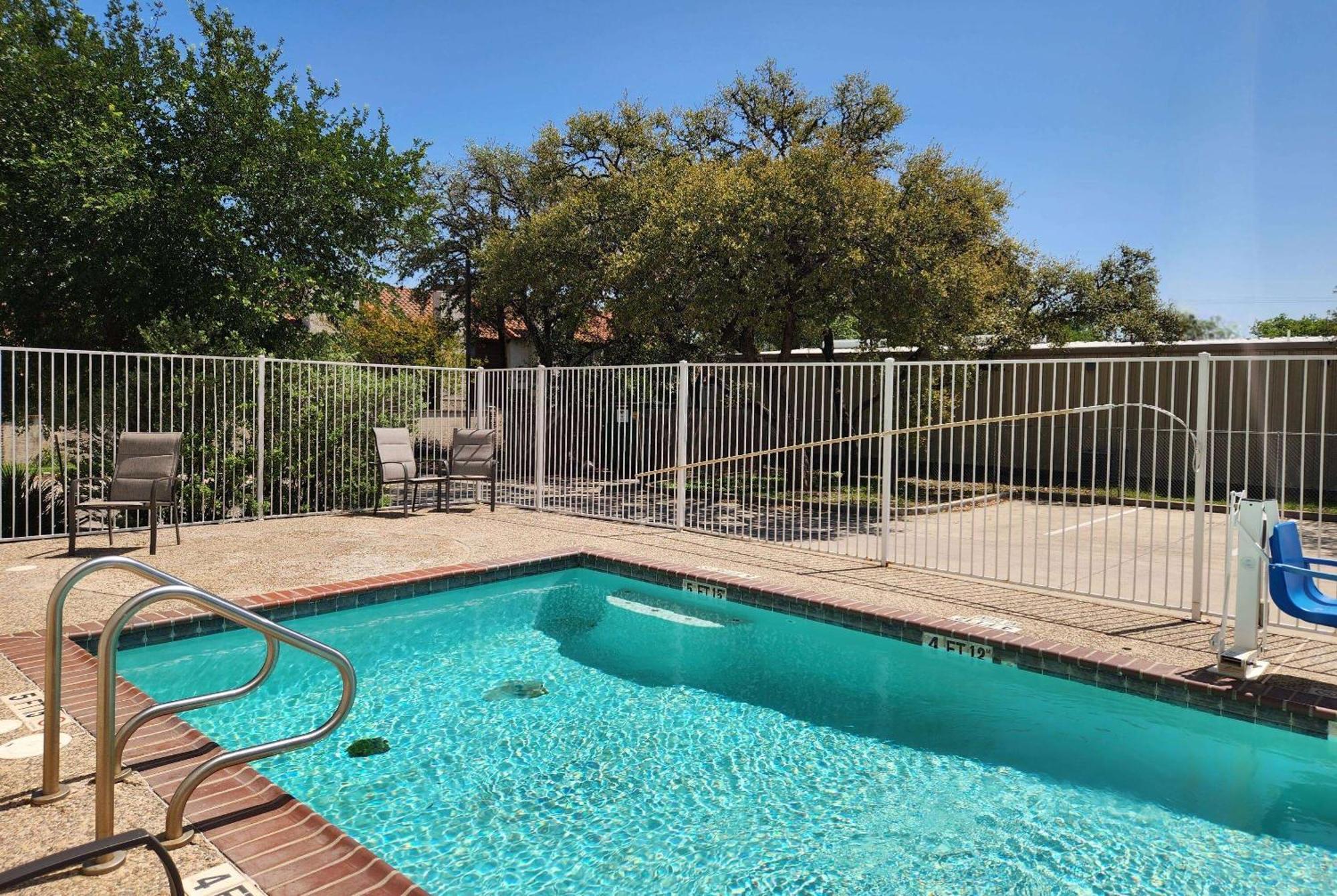 Baymont By Wyndham San Antonio Airport Hotel Exterior photo